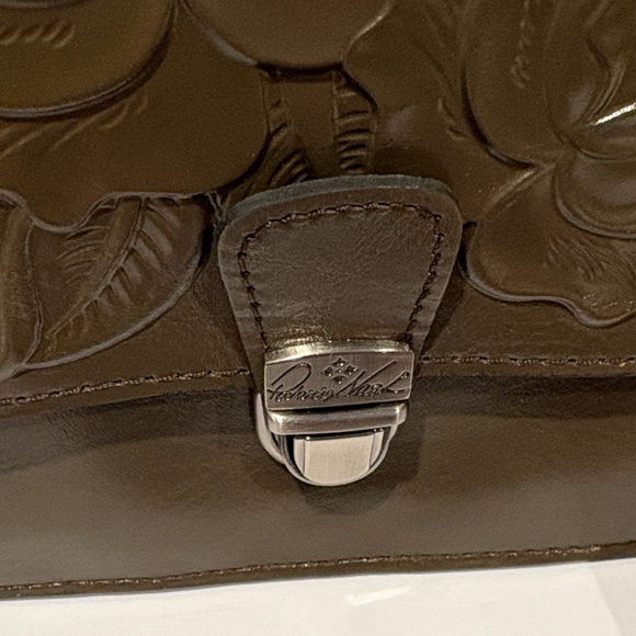 Patricia Nash rose tooled collection in mushroom Embossed Crossbody Bag bnwt - Picture 3 of 10